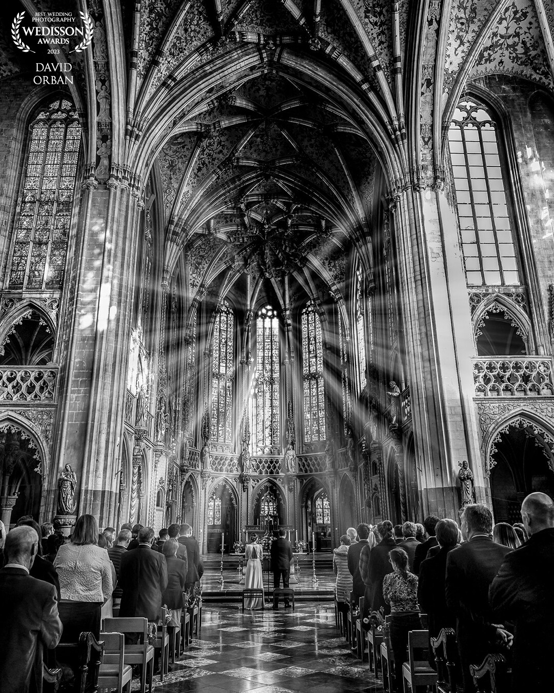The superb Saint-Jacques church in Liège in Belgium, many guests, when the sun comes to the center of the stained glass windows (booster treatment) a few moments before the passage of the wedding bands, it is then a magical and romantic moment.