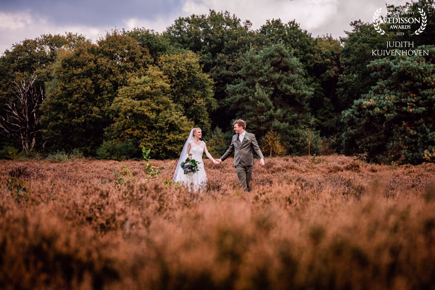 This beautiful couple got married on a nice autumn day. I love the warm colors in this picture and the joy and love of this couple!