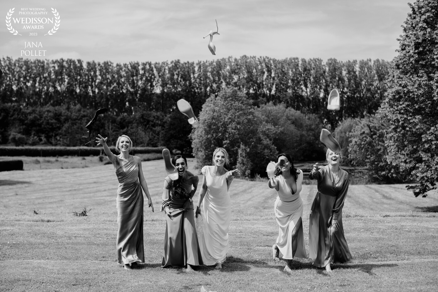Eline and her bridesmaids, we have a day full of fun and love. Her girls mean a lot to her. Why not throw the shoes in the air :-)