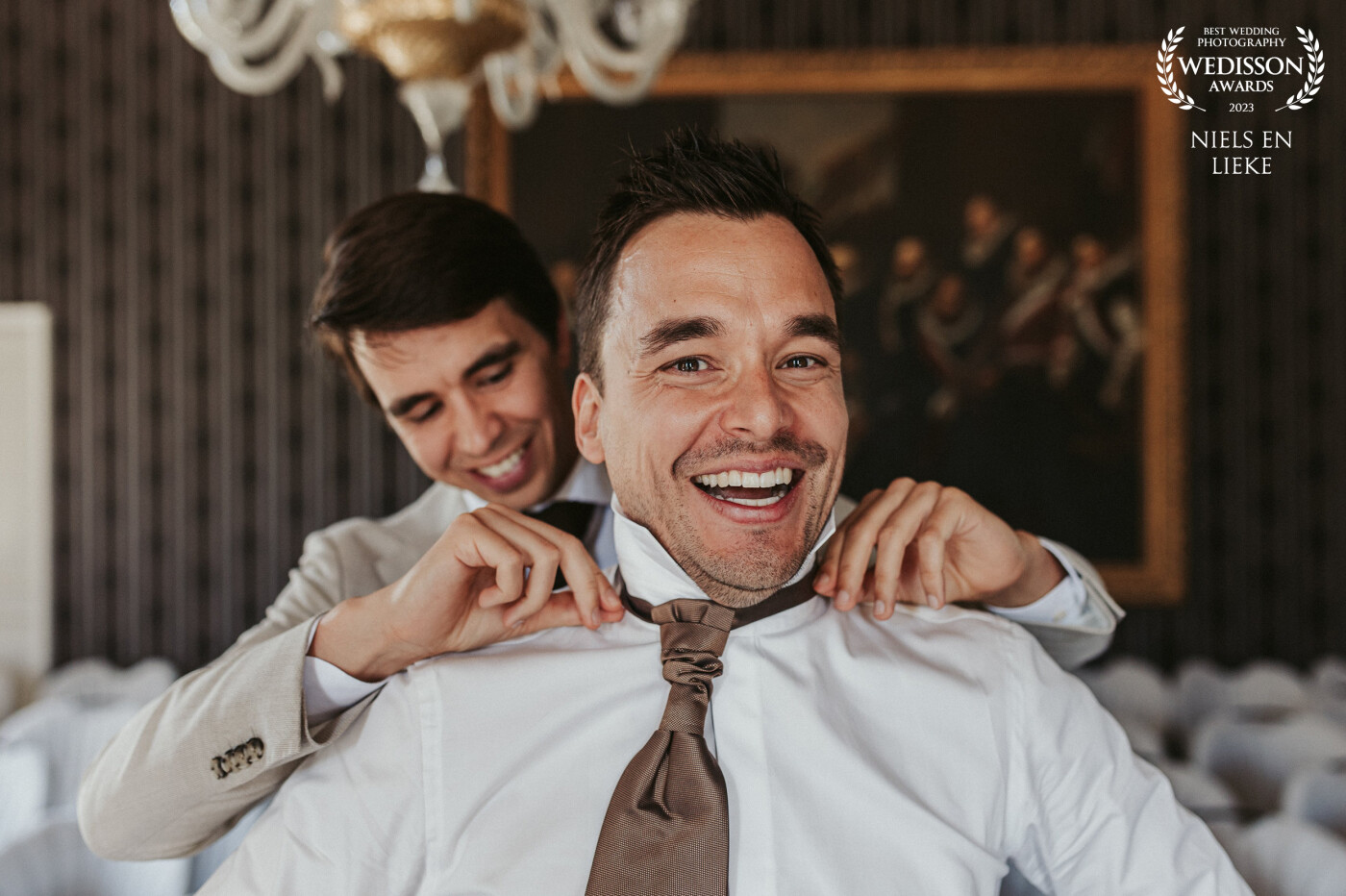 This proud groom was assisted by his brother at the magnificent Landgoed Huis de Voorst. Through the large windows, we could capture the groom's genuine smile perfectly, and the colors of the walls and the groom's tie beautifully complemented each other!