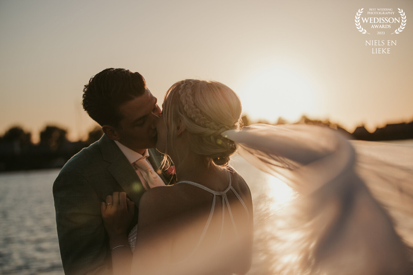 We had the privilege of capturing this beautiful bridal couple in Oesterdam. On a pier, there was a gentle breeze and the light reflected beautifully through the bride's veil, creating a magnificent palette of colors and composition.