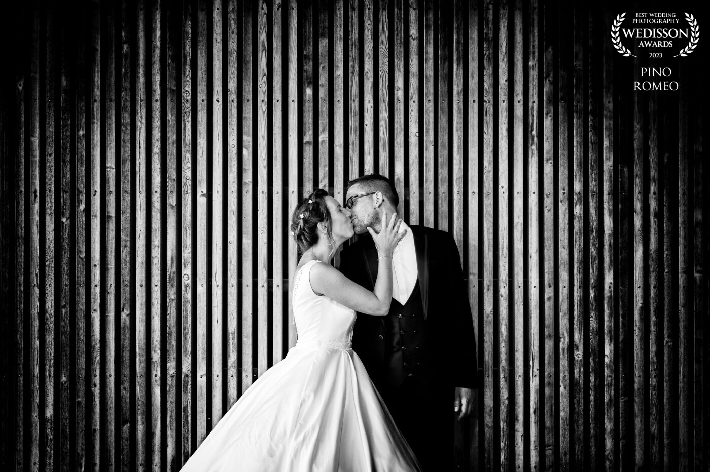 At Caroline and Nicolas's wedding, this wooden wall was a real eye-catcher during the cocktail party.  The perfect backdrop for a wild kiss!