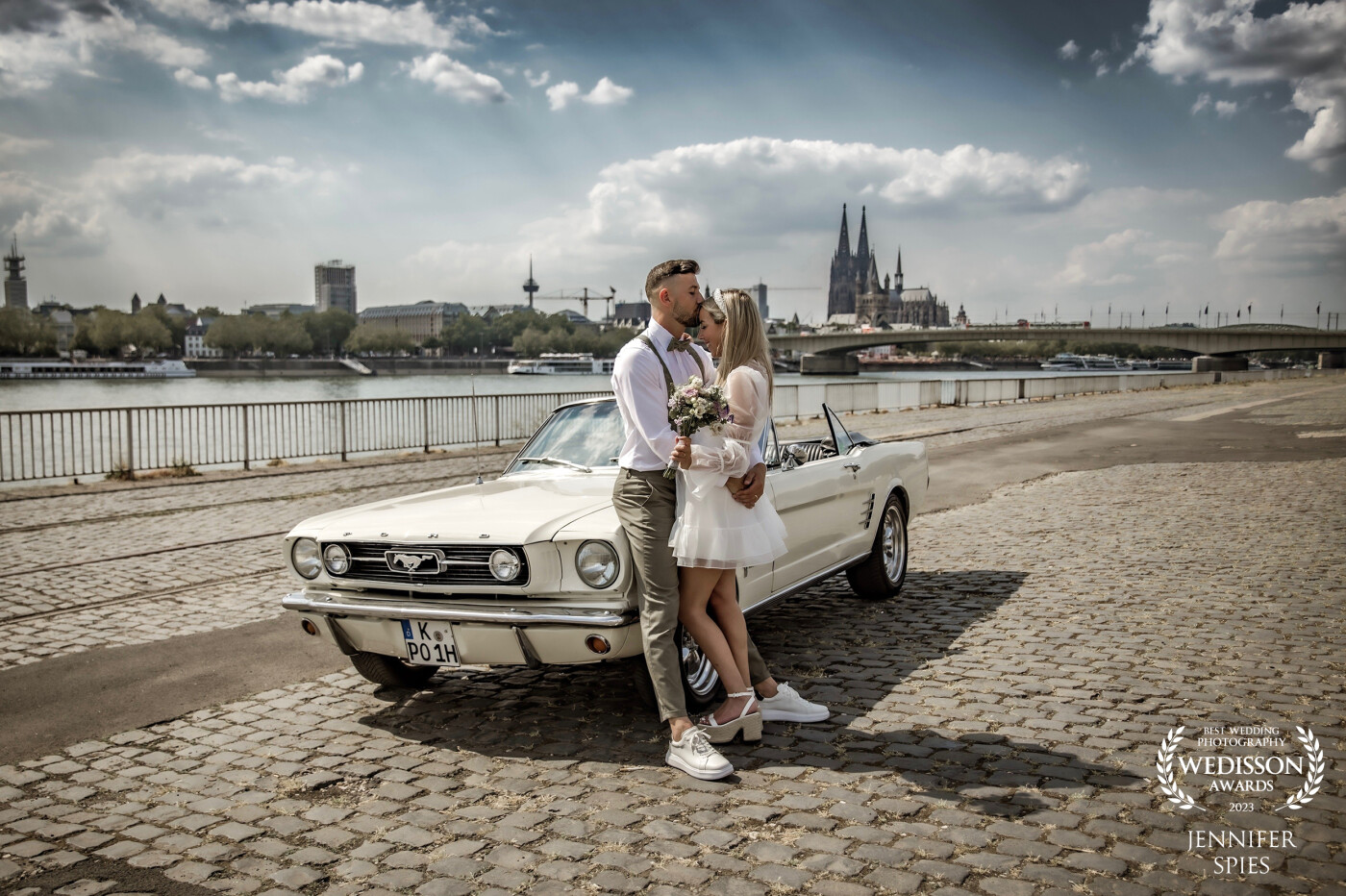 A shot from Alina and Paco’s beautiful wedding in front of the the landmark of Cologne, the Cologne Cathedral. Of course, the perfect wedding car should not be missing: the 1966 Ford Mustang.