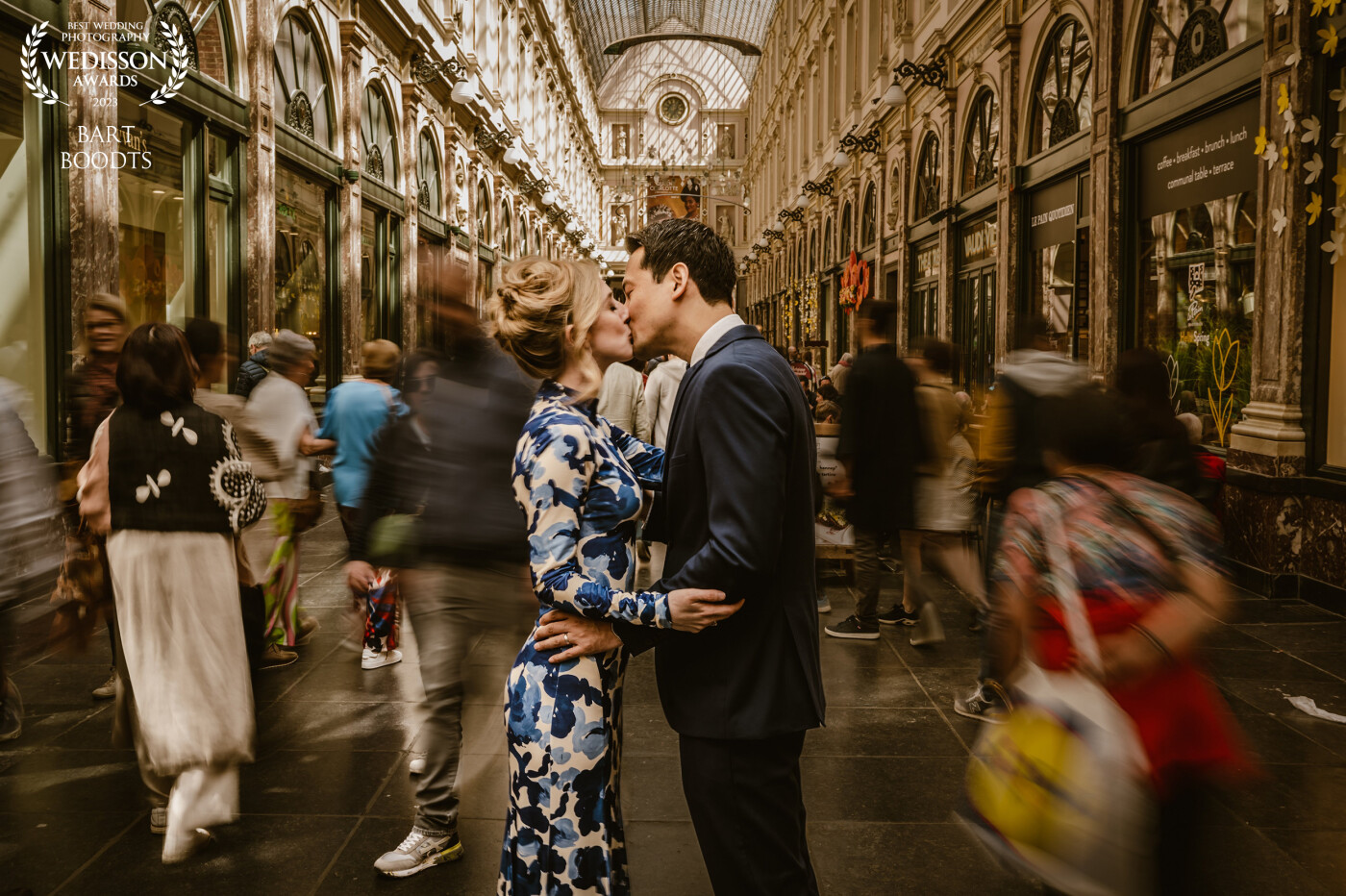 In the busy gallery in the center of the city of Brussels, this lovely wedding couple showed their love.