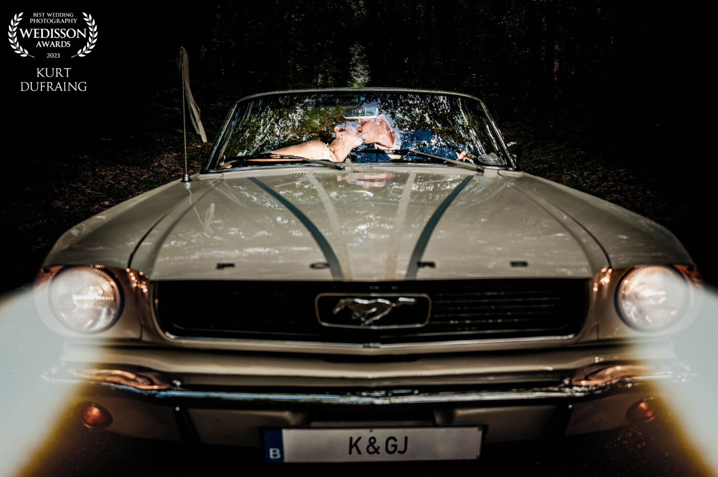 This couple breathes rock & roll and was therefore open to a characterful shoot. The beautiful car on the forest road gives a mysterious atmosphere and looks like a scene from a road movie.