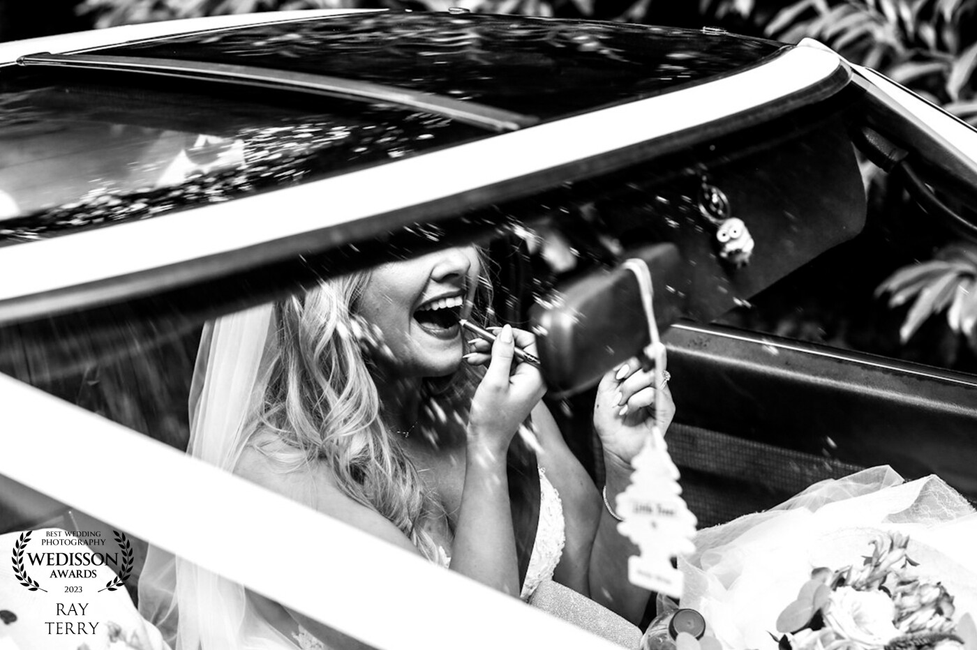 Bride loved her car and spotted her topping up her lippy in the sports car great moment