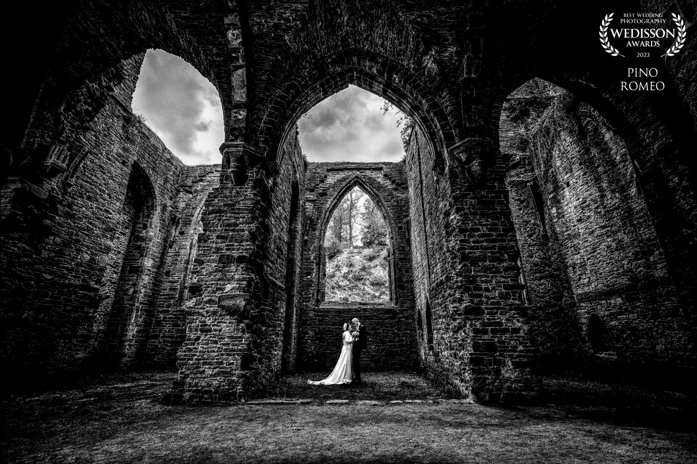 It's a great pleasure to receive this 28th award, and the second resulting from this magnificent portrait session of Anne-Sophie and Xaxier, in the ruins of Villers Abbey, Belgium.   The beautiful bride is the great-niece of a world-famous Belgian cartoonist who has inspired generations of children and adults the world over.  It's a huge honour for me to have two award-winning photos of this wedding, and I dedicate them to Spirou, Gaston, the Marsupilami, and that masterpiece of black humour, Idées Noires.