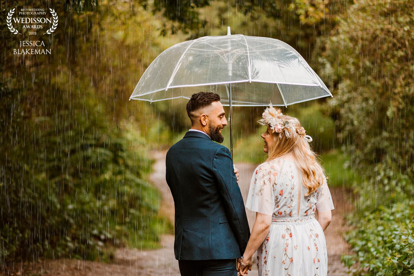 A rainy "Just married" Stroll for Rami and Lydia