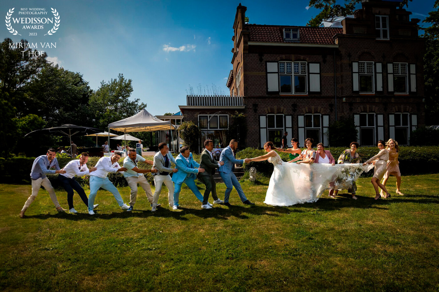 I really love to have fun at a wedding! Just take a different turn with the group photos and call all the friends of the bride and groom to just act a bit crazy and this was the result!<br />
Really loved it!