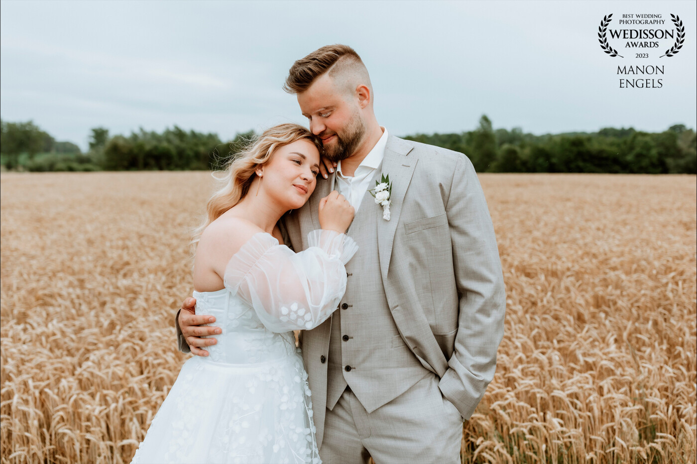 We didn’t really have a place in mind to do the coupleshoot for the wedding of Nathalie and Wouter. When I was driving through the fields on my way to church I immediately saw some opportunities there. The couple had such a natural flair, it was impossible to make bad photos.