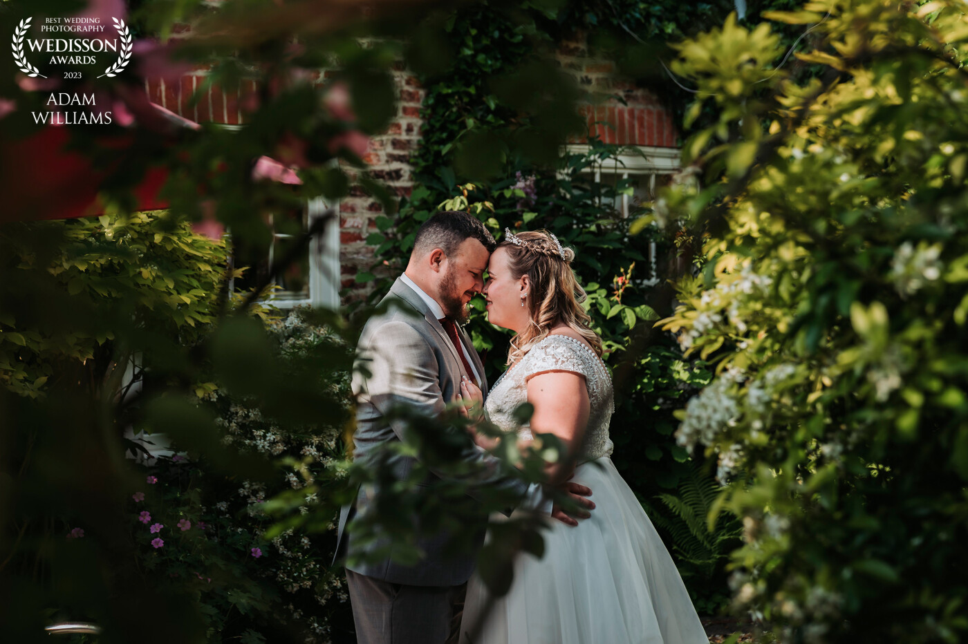 We had a fantastic time at Jade & Bens wedding, The flower gardens at The York Pavilion were beautiful and gave us lots of lovely frames to utilise for our images!