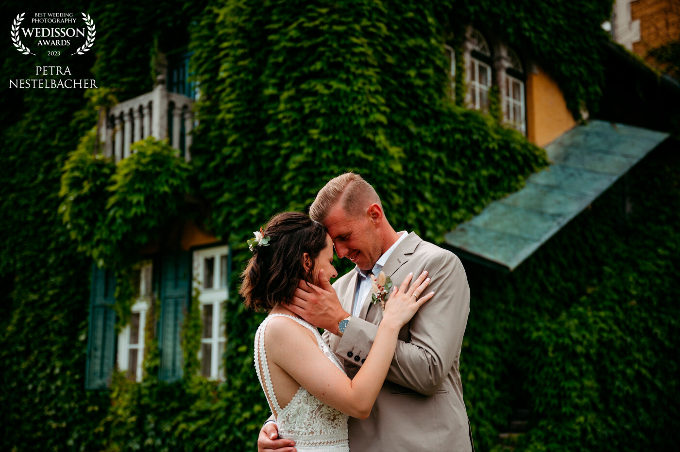 The castle of Velden, located at the picturesque shores of Lake Woerth in Carinthia (Austria) is a fairytale place for a marriage. Historical ambiance mixed with modern architecture offer so many stunning places for unforgettable wedding pictures!