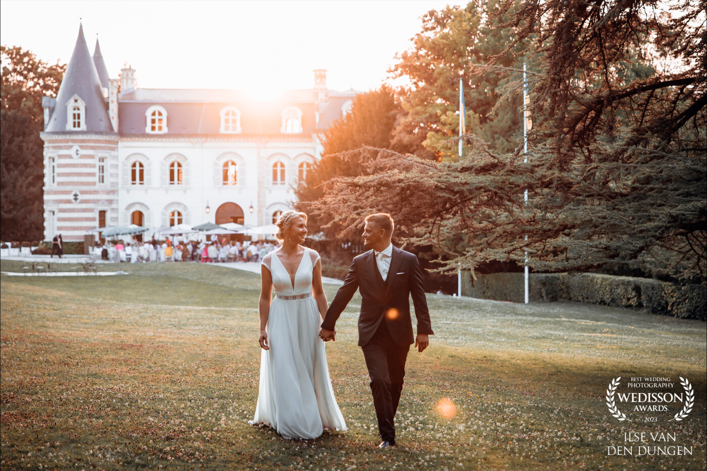 After a wonderful wedding day we were chasing the sunlight that would disappear behind the champagne house in Epernay. I just love the lens flare, the beautiful couple and the guests in the background who where enjoying themselves during this shoot.
