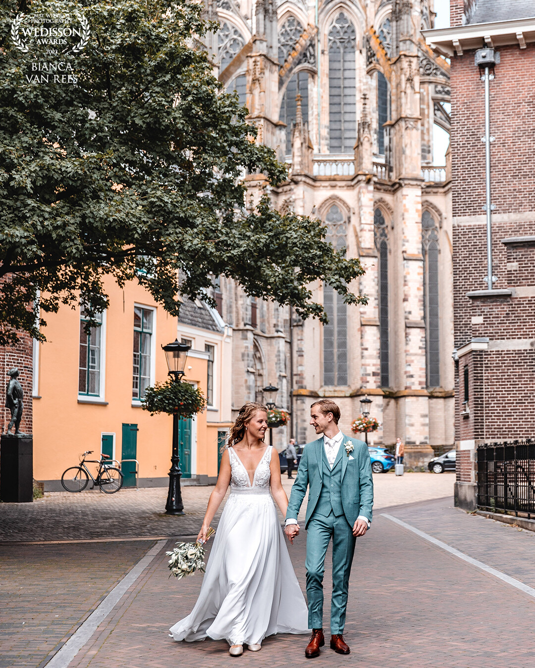 This beautiful couple got married in Utrecht. At first, we would shoot the wedding reportage at the wedding venue. But because of very heavy rain in the morning,  the natural surroundings of the venue were quite muddy. Therefore we decided to change the location, and went into the city centre instead. <br />
I wanted to capture the beautiful city of Utrecht, where they live, together with them as newlyweds.