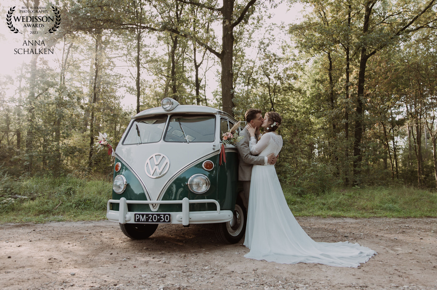 Lizanne en Frank had this amazing Volkswagen for the day. It needed to be in the pictures. It was such a lovely couple to photograph. <br />
<br />
I helped a colleague this day, she is pregnant and couldn’t stand for the whole weddingday.