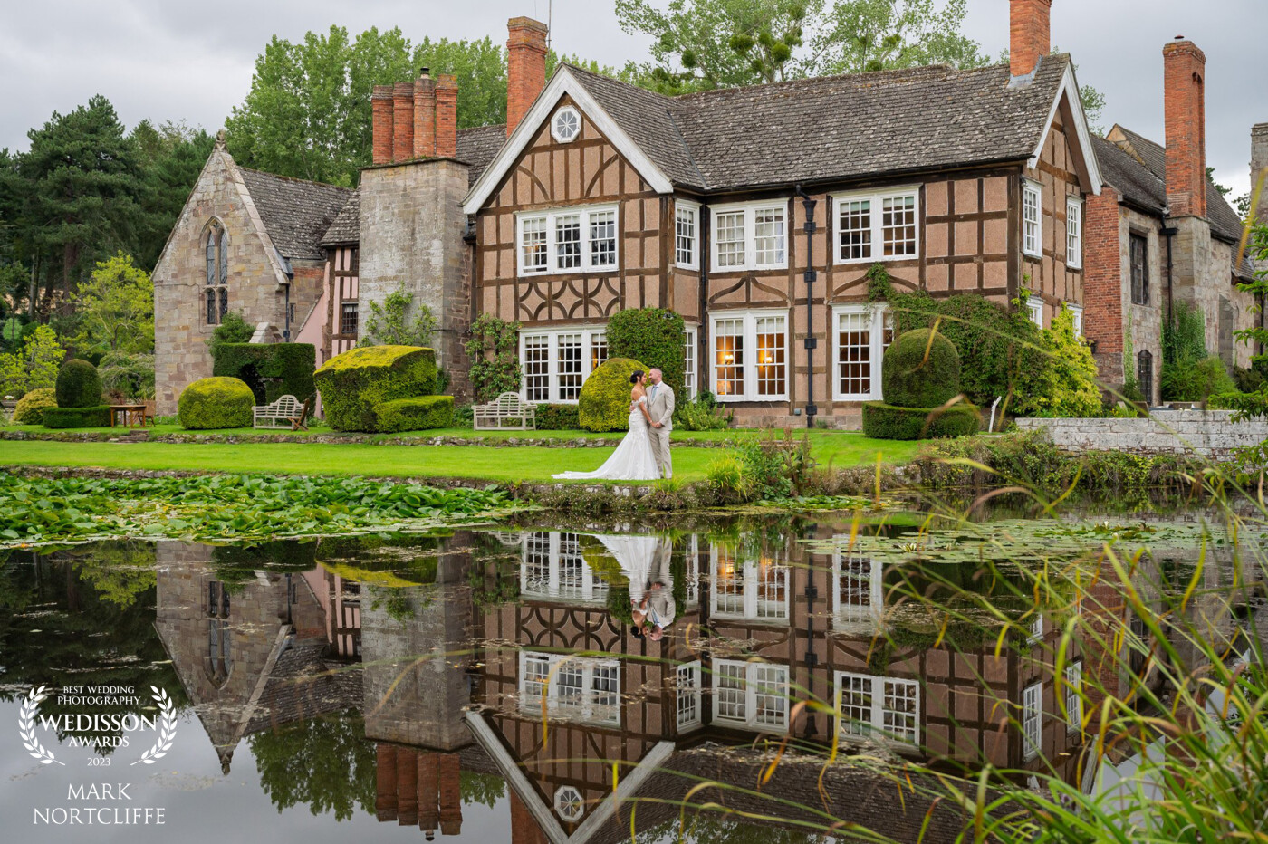 Keeley & Sean got married at the delightful Brinsop Court Hereford. My first time at this venue. It certainly delivers on the the numerous locations to shoot your couple. Perfect setting for a perfect day!