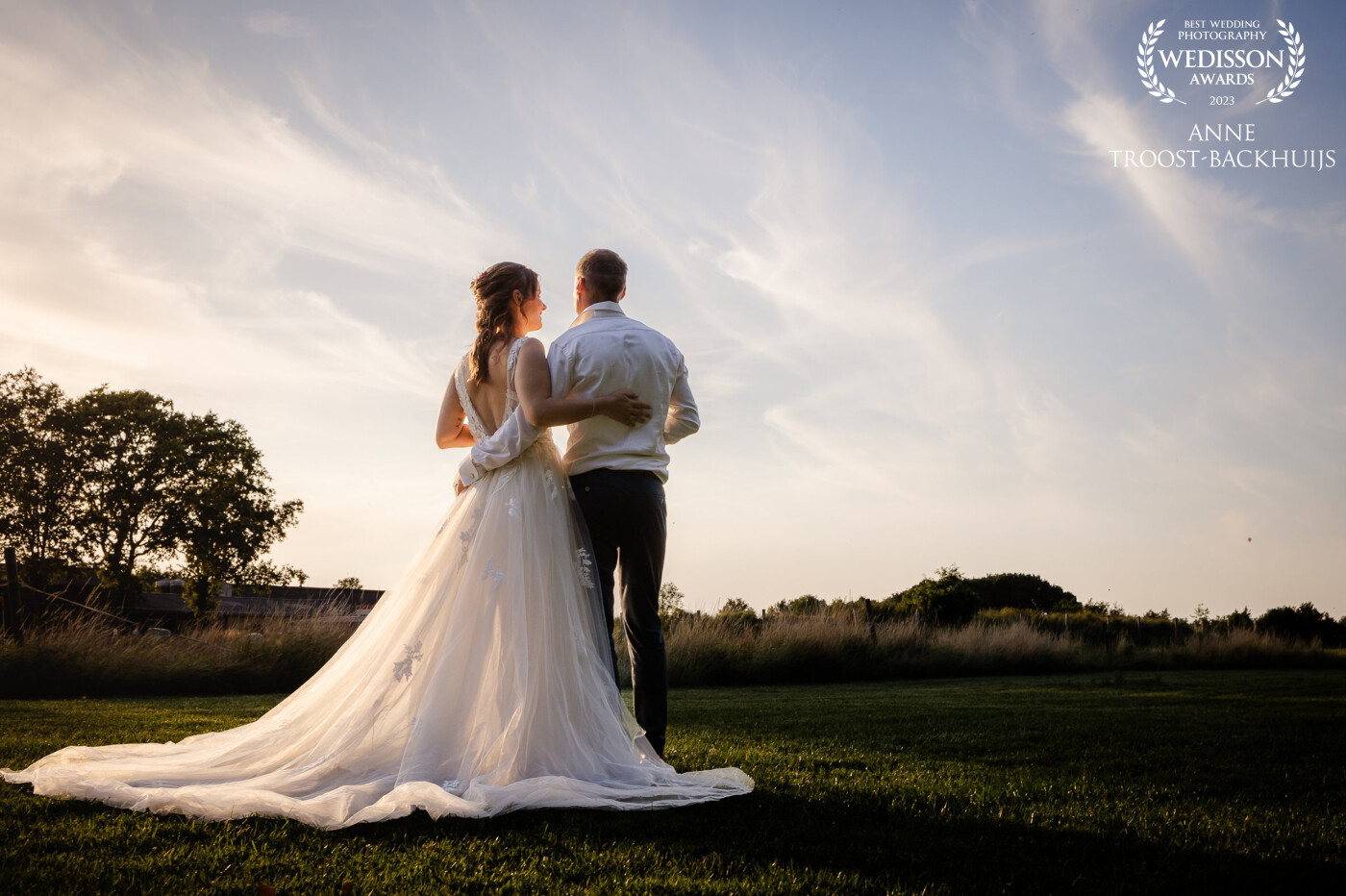 I always take the wedding couple out during golden hour. Not only because it will be beautiful photo's but also to have a relaxed moment together, to take in all that is happend on their wedding day and to enjoy all the little moments before the day will end.
