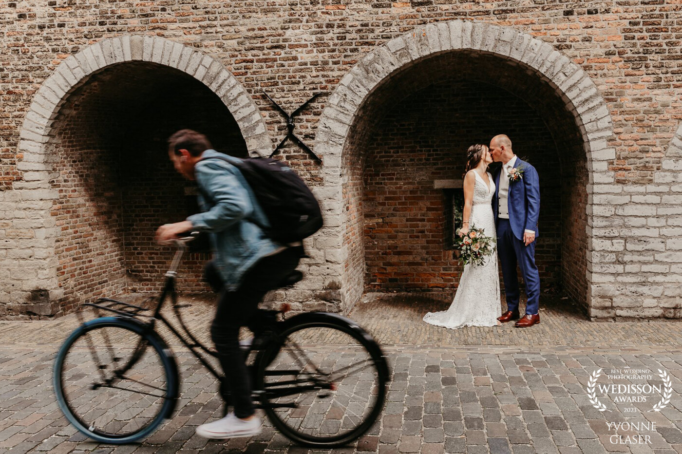 Getting married in your beautiful city of Delft. That urban street scene must of course be reflected in the photos to really tell your story.