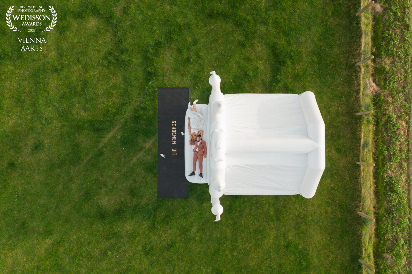 On a very pretty day in august Tineke en Démi said yes to each other. This lovely couple had a great bouncy castle and of course I needed to make some great pictures of them jumping together and also this photo. To get this great photo I used my drone.