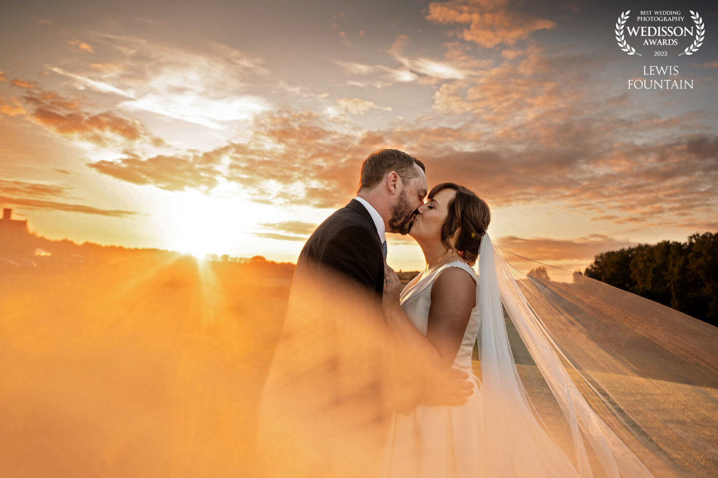 When you have a great sunset, a cathedral veil, and a couple in love, you can get a beautiful shot to end an album 😊