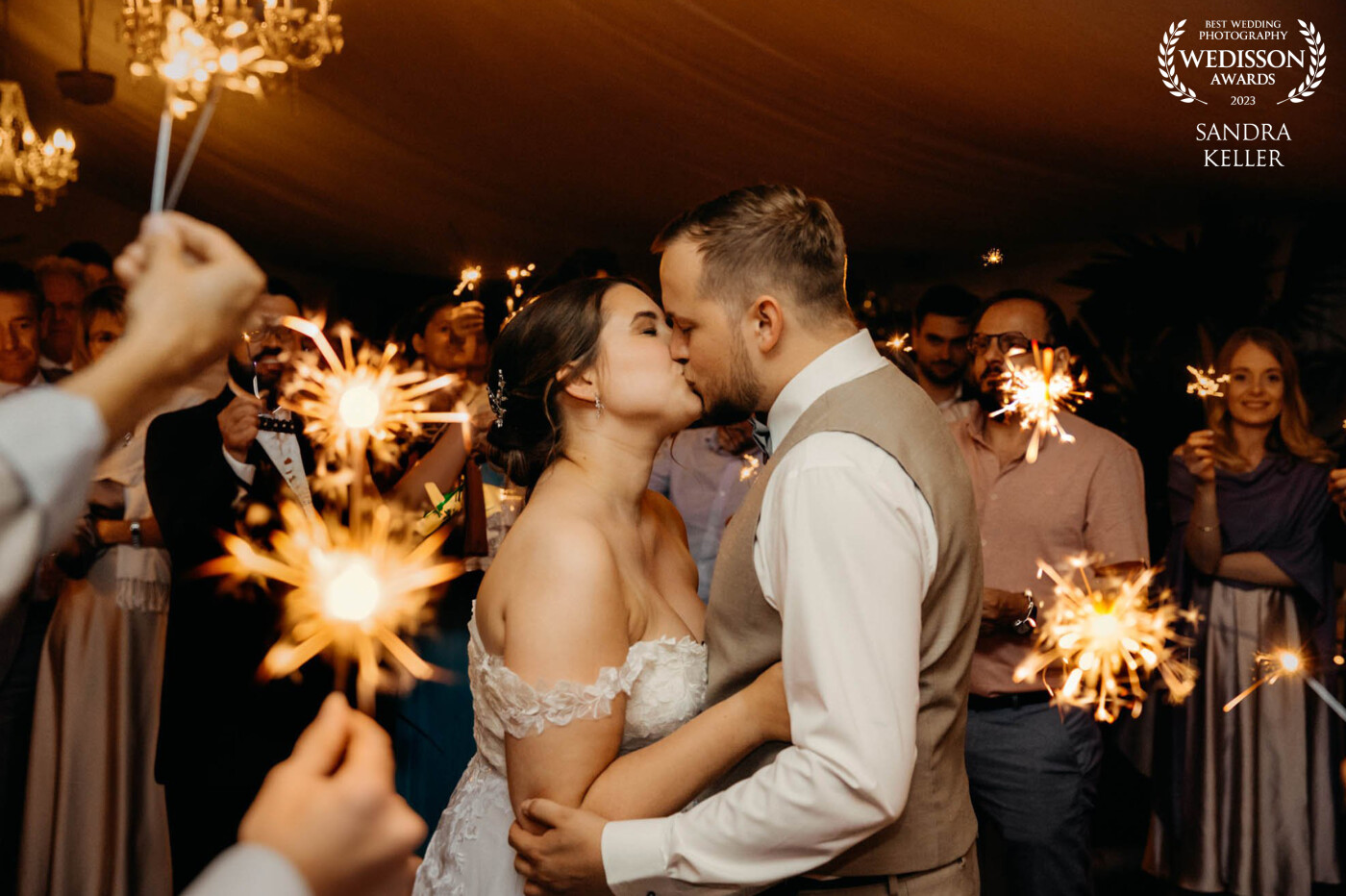 I love first dances with sparklers. That's all you need for a perfect moment: a couple in love and sparklers.