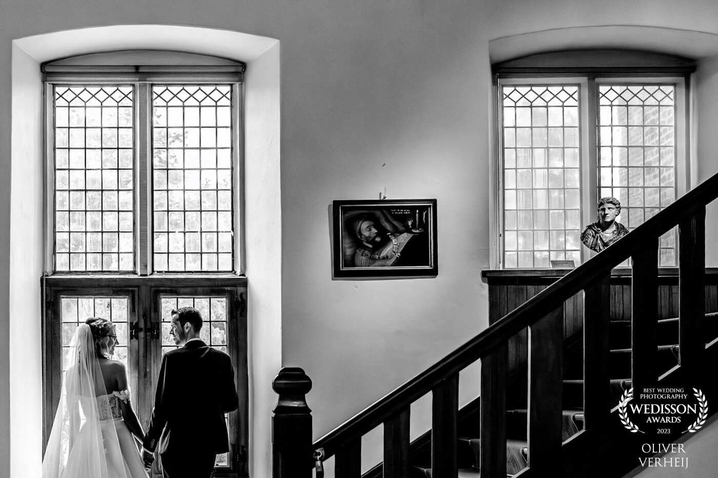 Monumental wedding venues like castle Huis Bergh make the for the best place to take wedding photos. Even while waiting for cake and toast.