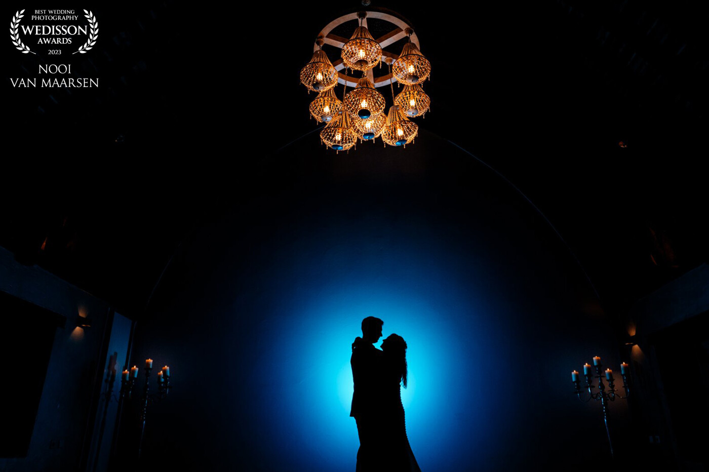 Kasteel Woerden in the Netherlands has such a beautiful chandeliers in their ceremony room. I just knew I wanted to create something special with it. The staff was already preparing for the next day but I asked them if I could borrow the room for just a few minutes. The staff even light up the candles for me. So friendly. Love how this silhouette turned out.