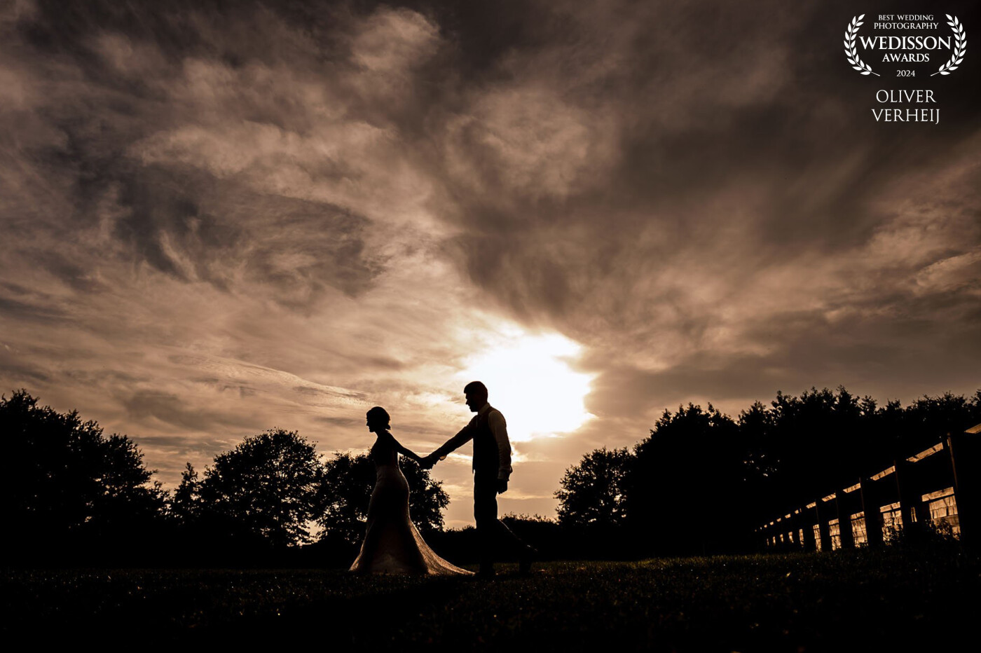 Twilight is the most magical moment of the day. During the golden hour I love to take the newly weds on a stroll to make a wonderful silhouette photo.