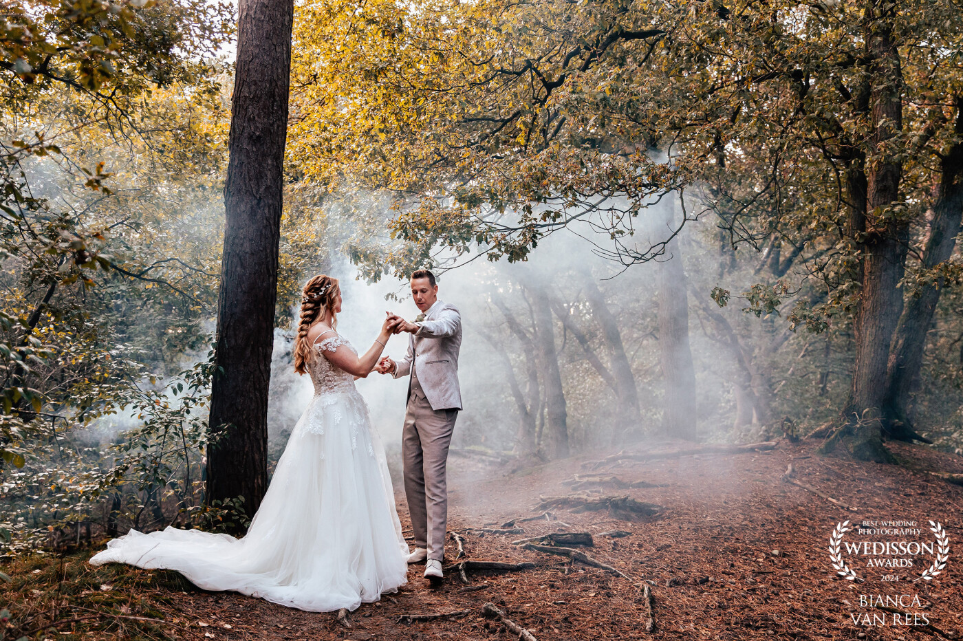 Lovely couple + beautiful forest with beginning fall colours + smoke = succes ;)