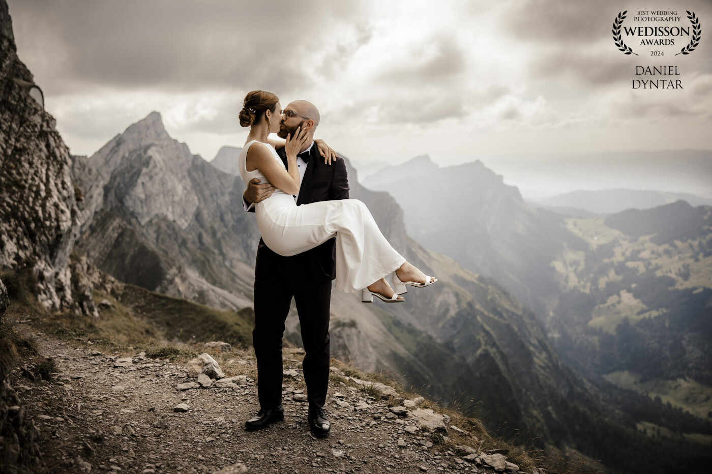 This was such an epic wedding shoot at mount pilatus near lucerne (Switzerland). The couple was from Washington and it was a pleasure to shoot with this two 🤍. The weather was Beautiful too with such me clouds. I really like it when it’s cloudy it is somehow more interesting then a boring blue sky ☺️.