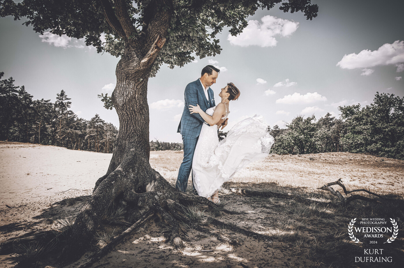 It was a scorching hot summer day and the location for the couples shoot offered little shade. Fortunately, there was still a single tree to be found on the sandy plain and a small breeze not only brought refreshment but also a nice movement to the bride's dress.