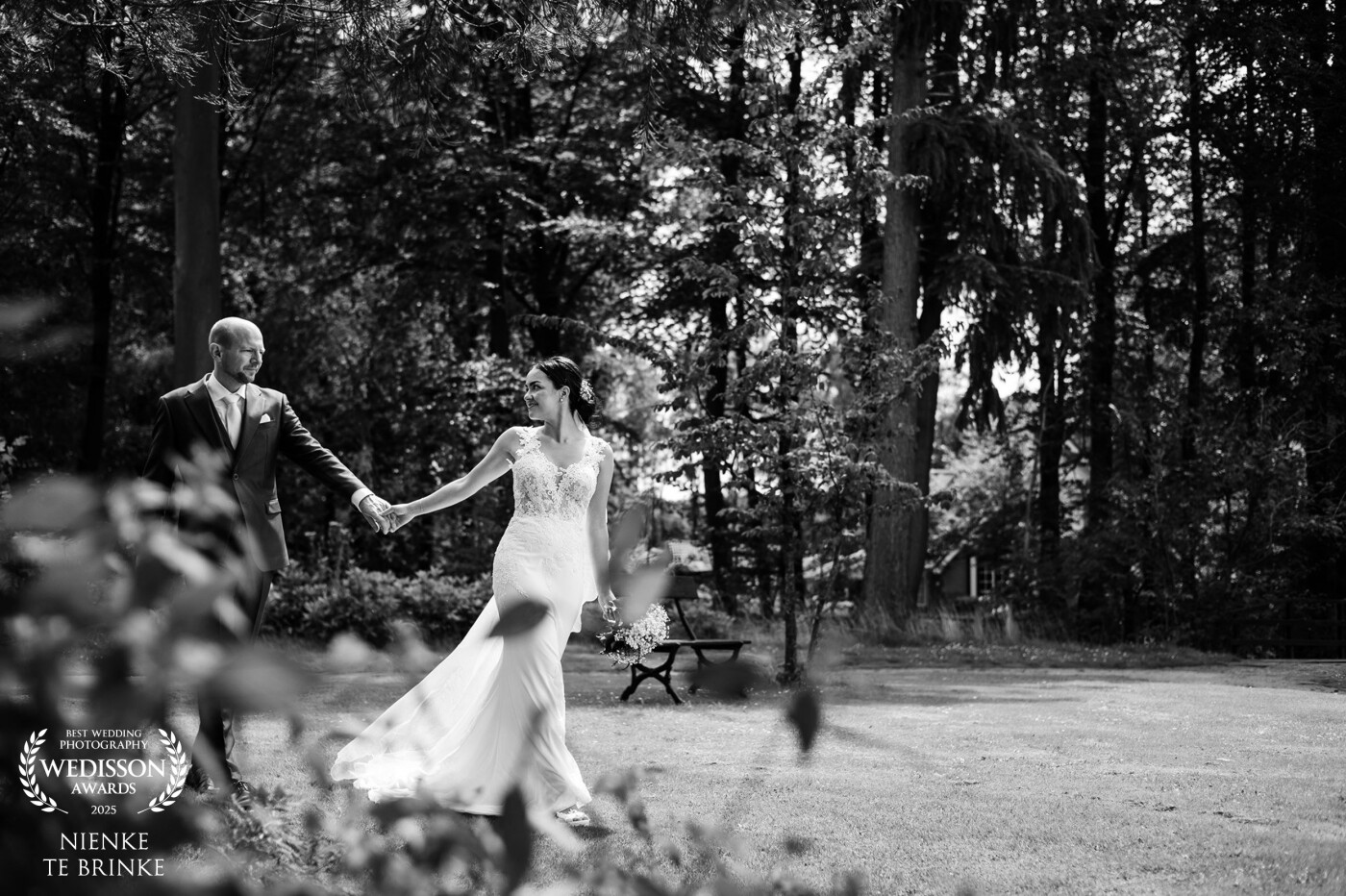 How much love this beautiful bridal couple radiates! This timeless black and white photo, taken at Engelenburg Castle in Brummen, on a beautiful warm July day.
