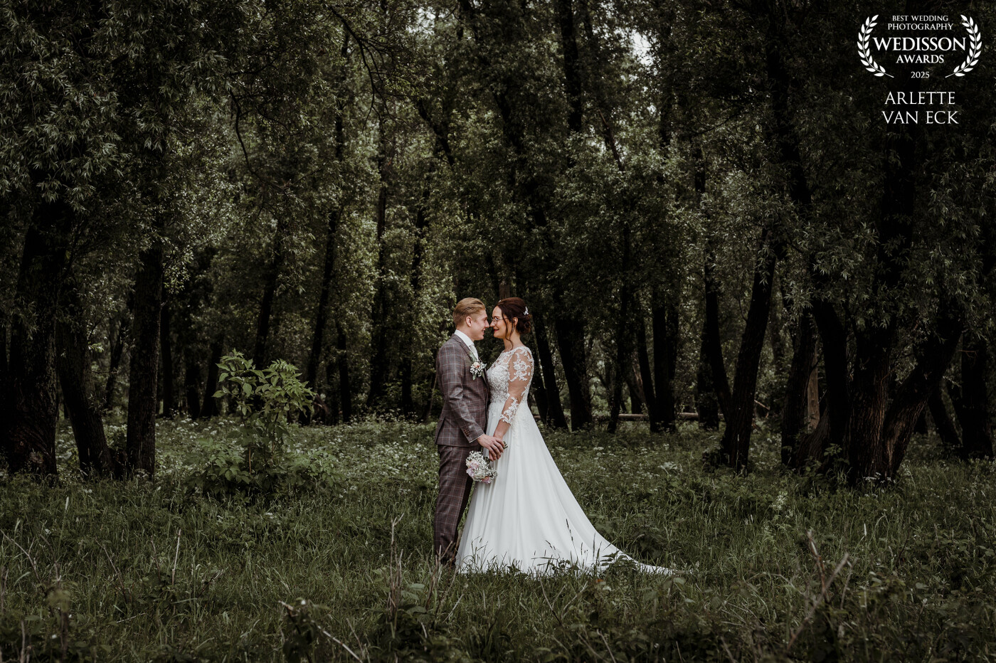 Onderweg naar de shoot locatie viel mijn oog op dit prachtige stuk bos. Liefde, rust en natuur komen hier samen.