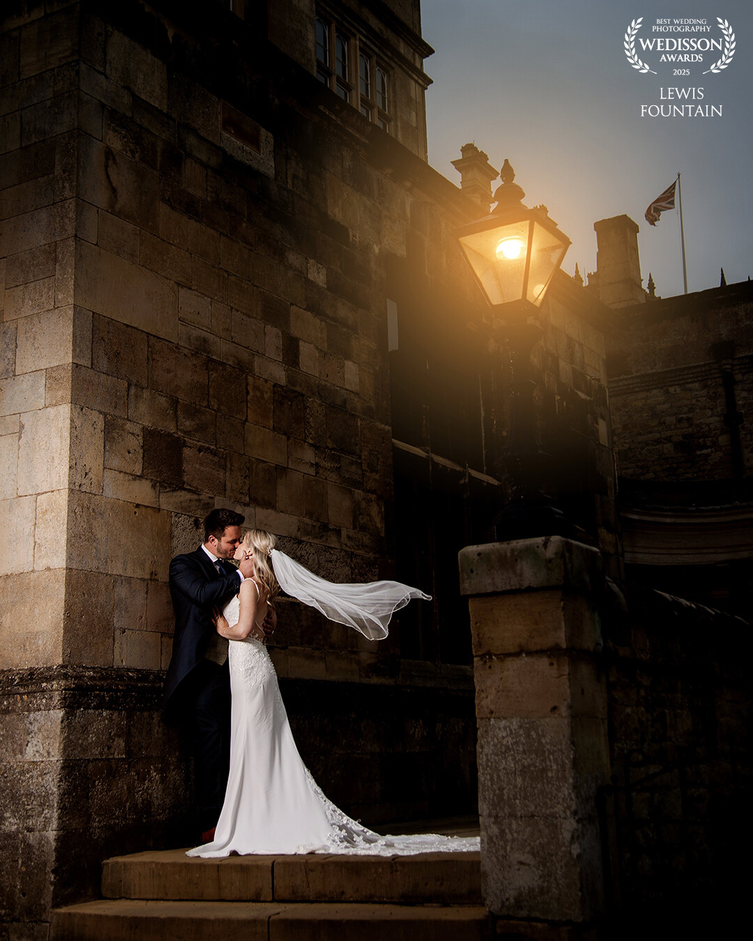 Captured under one of the old gas lamps at Burghley House, this shot had all the moody, romantic vibes we could’ve hoped for. The light, the setting, and that veil movement—everything just clicked.
