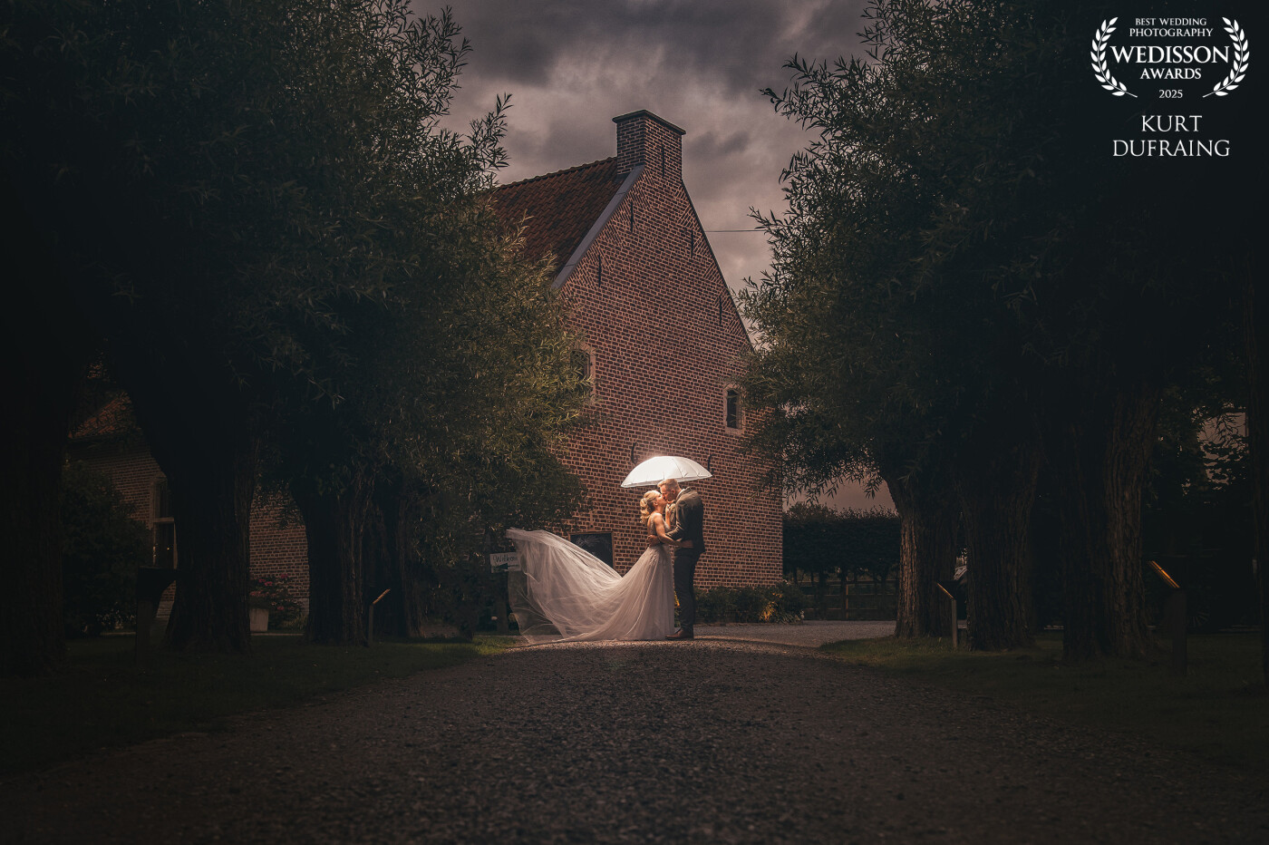A beautiful couple, the ideal location... and changeable weather. It happens to every wedding photographer at some point. But a professional gets out his best umbrella to overwhelm the couple!