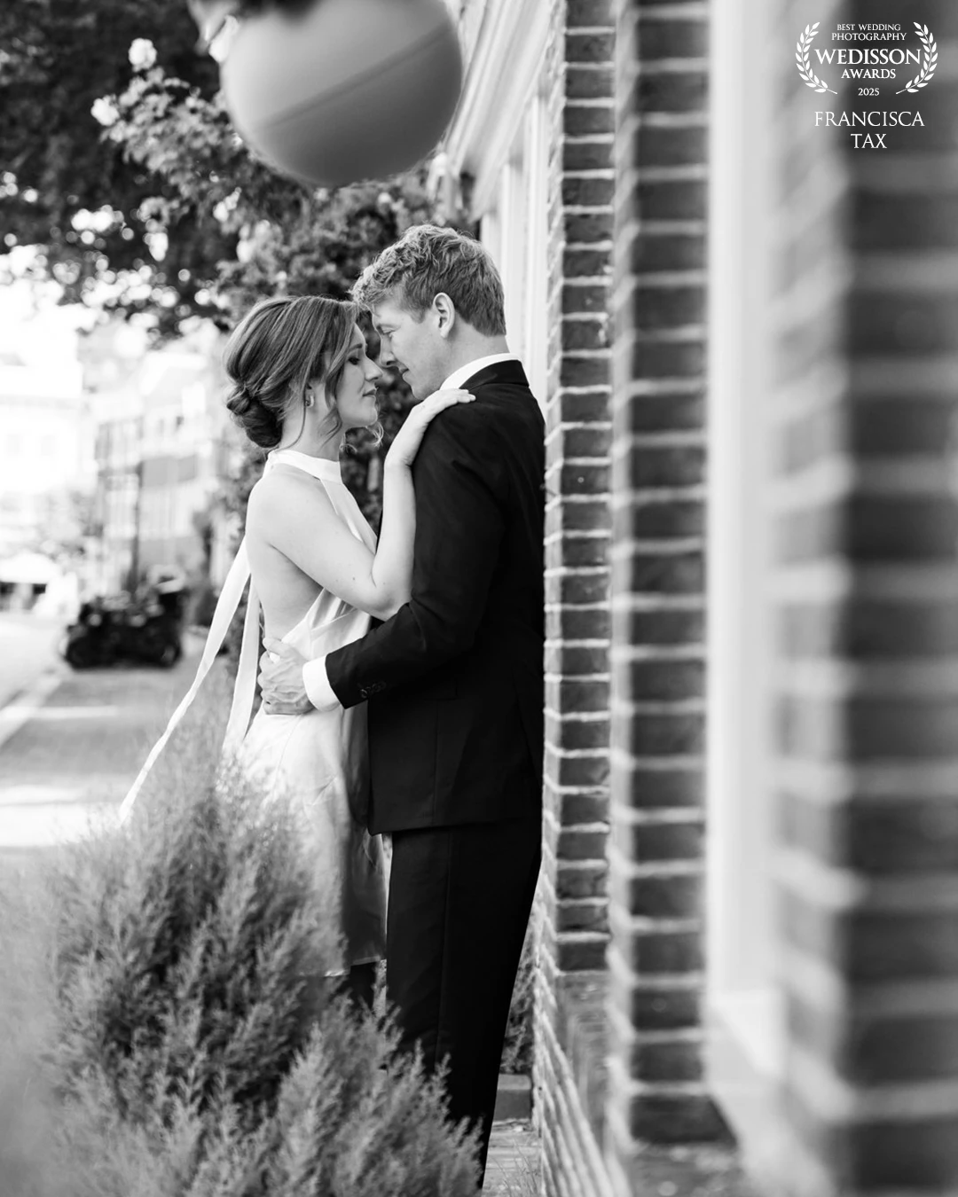 A quiet city moment were two hearts meet. captured in elegant black and white, This portrait speaks of love, intimacy, and forever. 😍