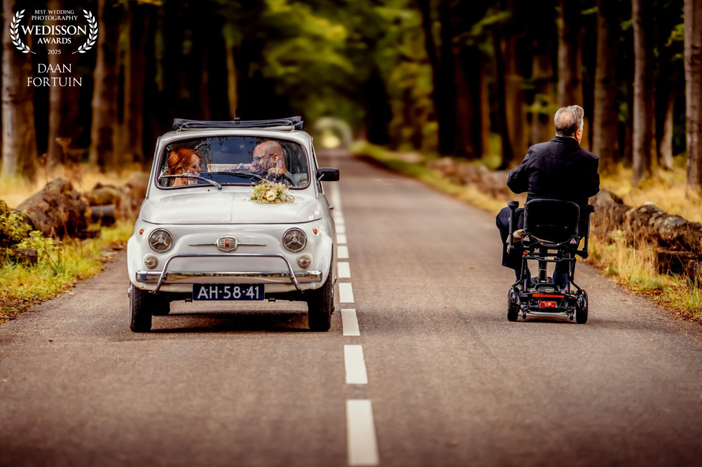 Terwijl ik naar de auto rende om een flitser te pakken passeerde ik deze man :) toen ik mij omdraaide en zag dat ze elkaar gingen passeren heb ik toch maar even een sprintje getrokken 😇