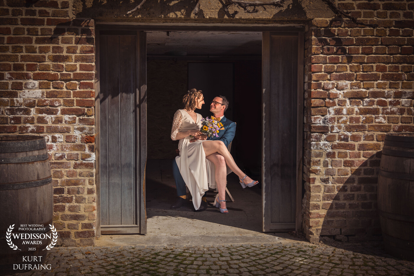A beautiful idyllic castle domain... and as a photographer I ask to open the storage room :-) A less obvious spot that frames the couple beautifully and captures a certain intimacy.