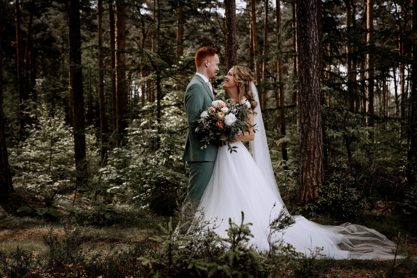 A beautiful moment of J and S in the forest. Both already a little nervous for the ceremony.
