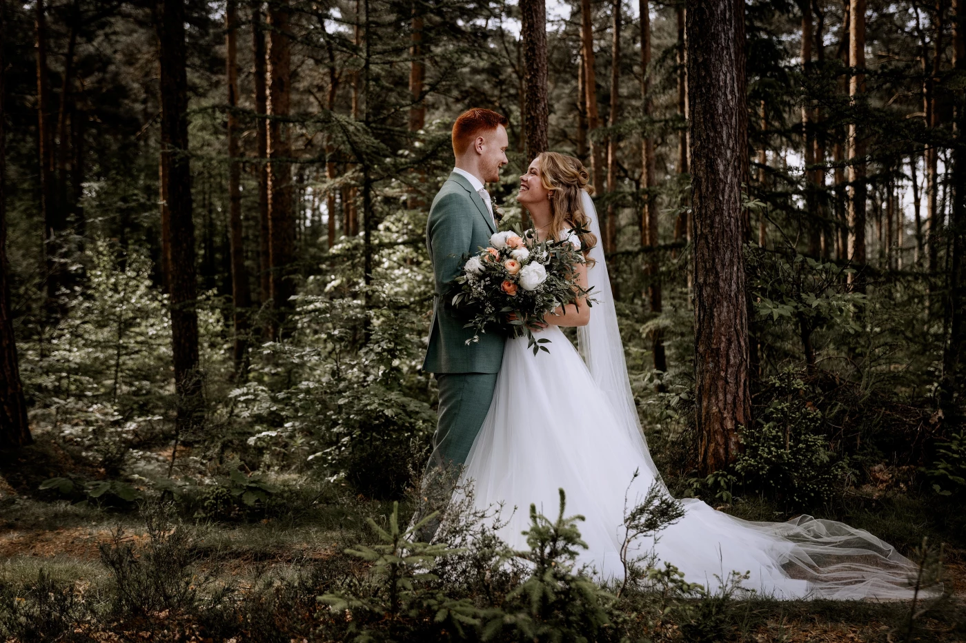 A beautiful moment of J and S in the forest. Both already a little nervous for the ceremony.