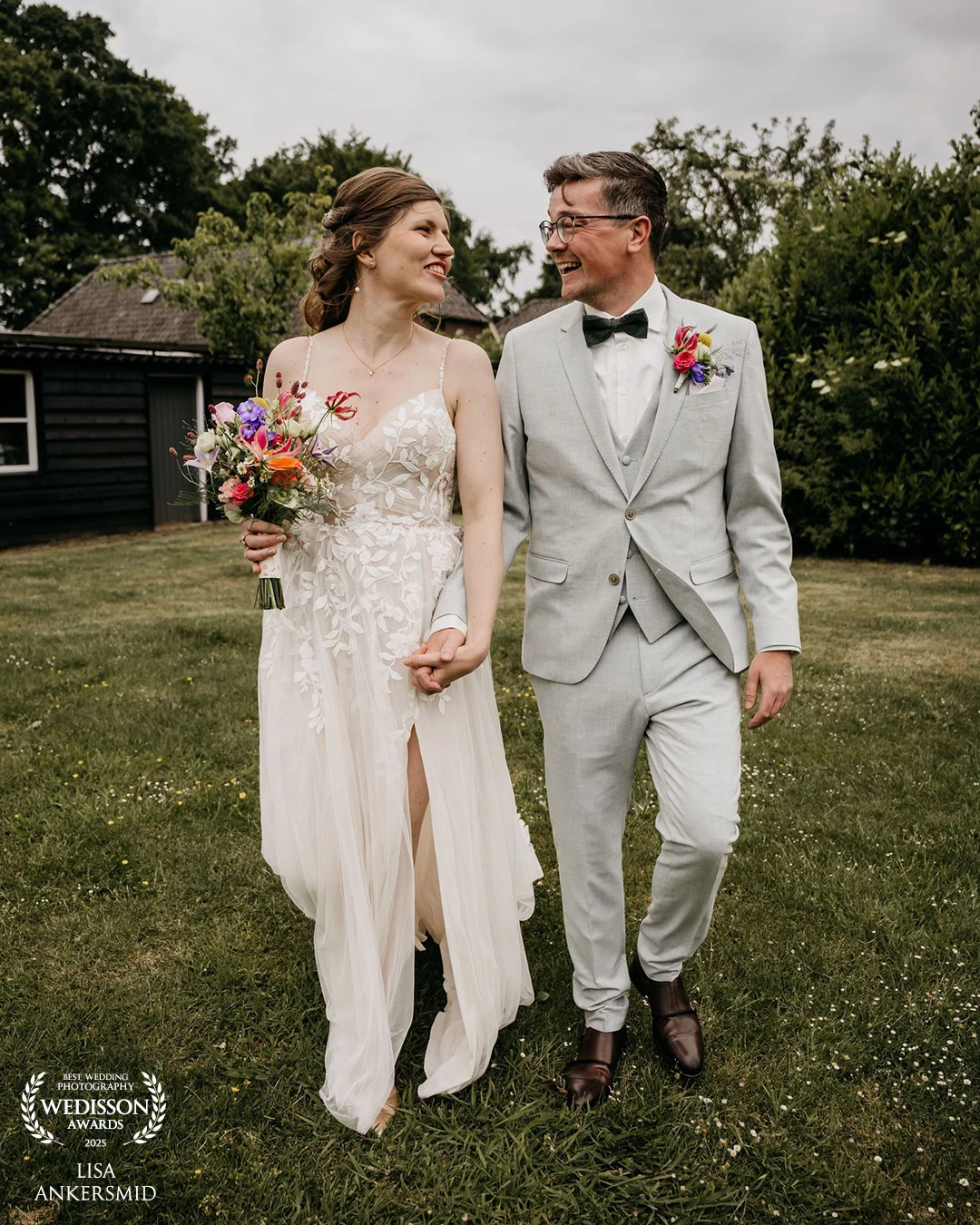 Mijn eerste bruiloft van dit jaar (2025) en wat voor 1! Een ongedwongen, ontspannen en vooral gezellige bruiloft. Trouwen vanuit je ouderhuis om vervolgens richting Woodbrooke te gaan en een prachtige ceremonie in een kapelletje, boven op een berg te hebben. Een gemoedelijke dag met vrienden en familie, met liefde en een lach. Zo wil ik ze graag zien!