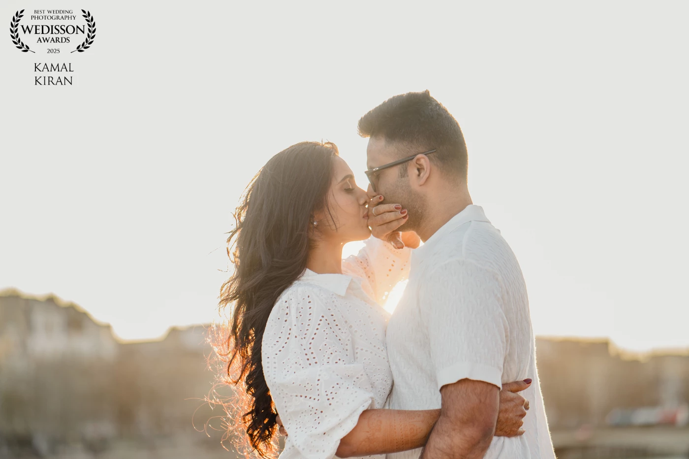 Golden hour in the city of love. Just them, the light, and a moment that felt like forever. ๐ซ๐ซ๐ท