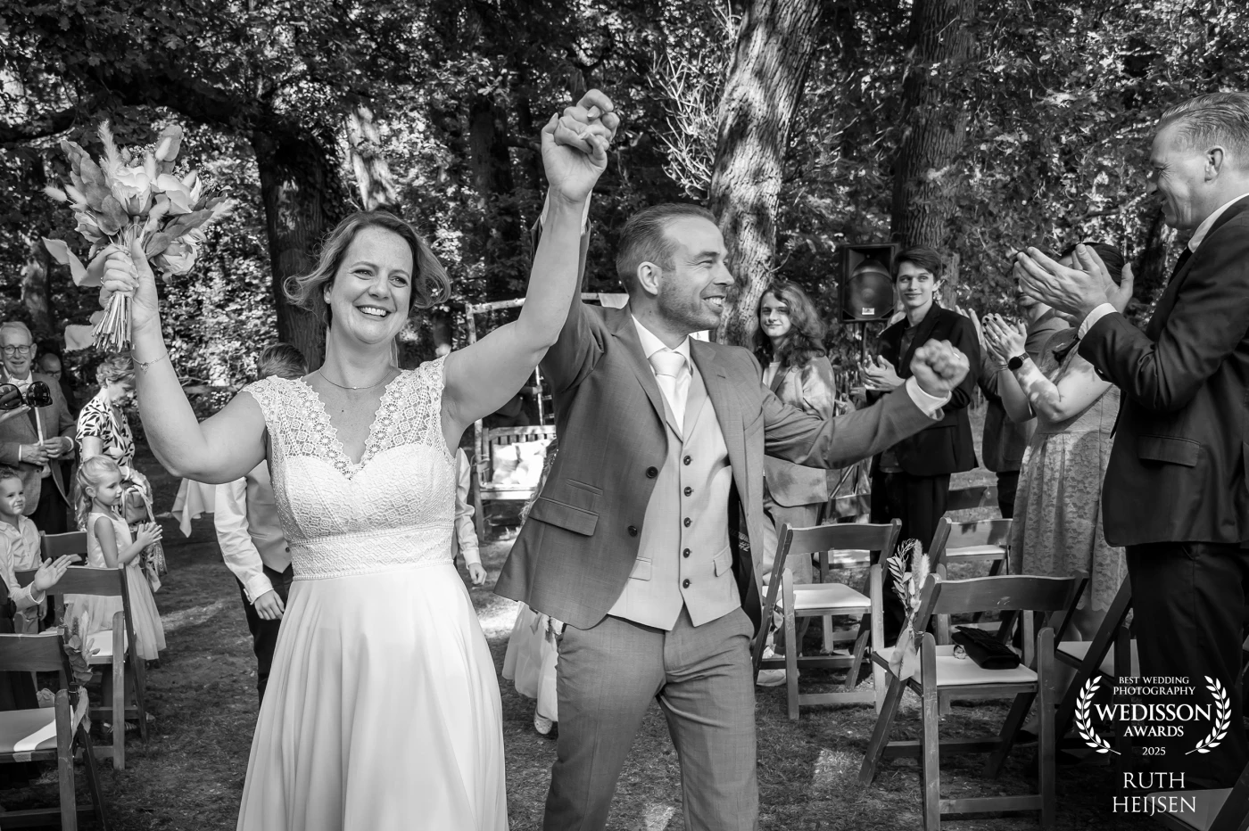 After the ceremony, joy erupted as the newlyweds walked hand in hand down the aisle, surrounded by cheering guests. With wide smiles and their hands triumphantly raised in the air, they radiated pure bliss, as if the world belonged to them for a moment. A spontaneous outburst of love, connection, and happiness.