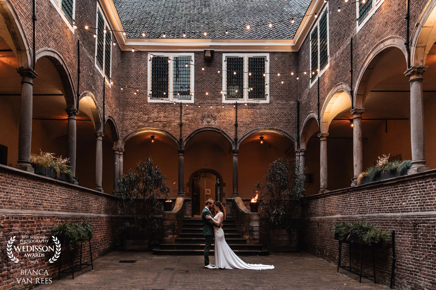 The entire day it rained during the wedding of this lovely couple. The couple preferred to stay inside during the day, as the inside of this castle also is stunning. But thankfully in the evening we had a moment without rain, and went outside to enjoy the beautiful castle grounds.