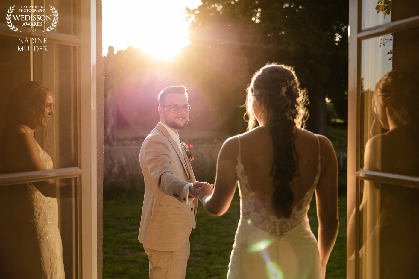 Golden hour magic at Kasteel Tongelaar โจ In the doorway to the castle gardens, everything came together, soft light, a quiet moment, and two people madly in love. A timeless frame in a fairytale setting.
