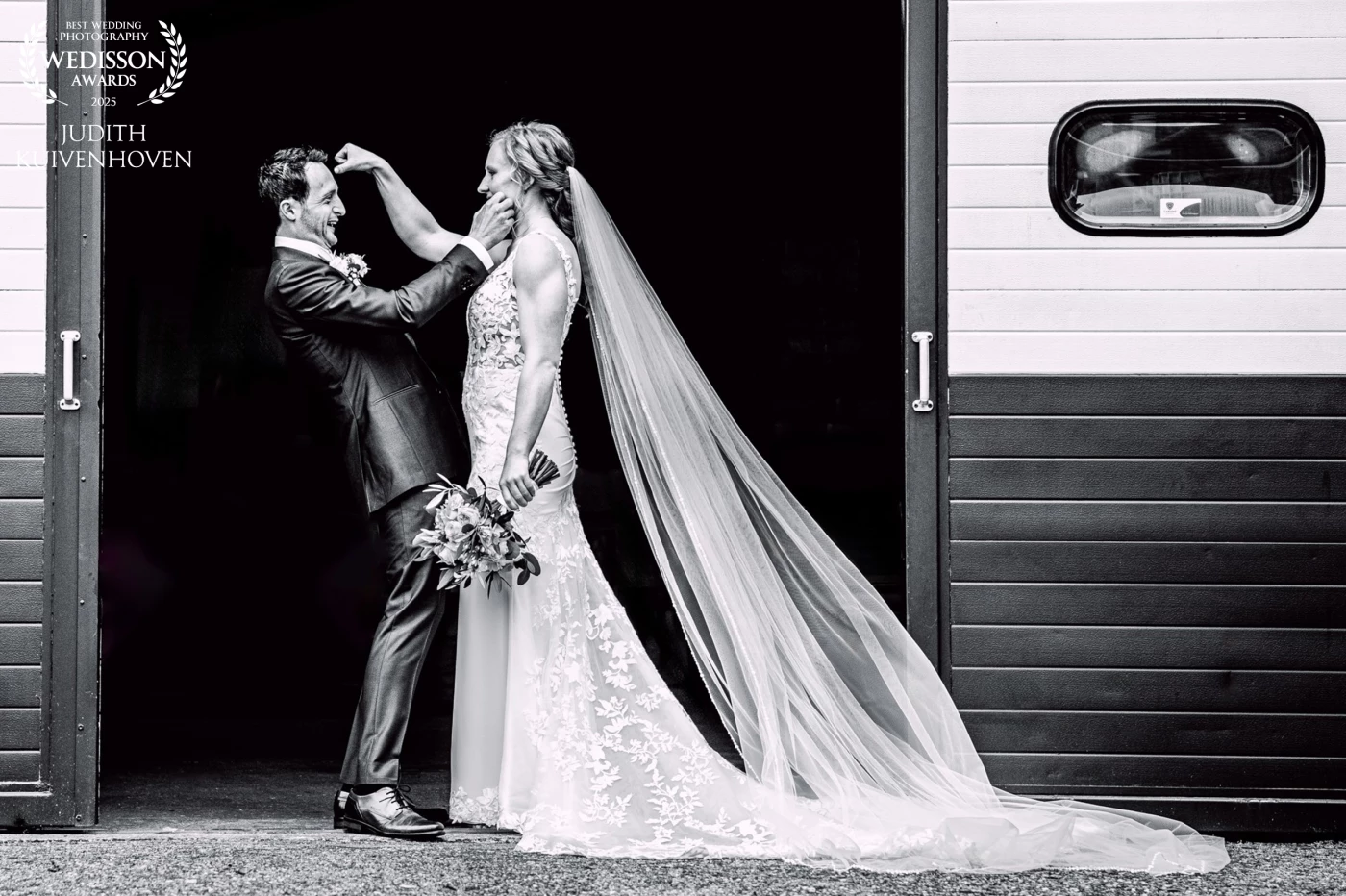In the barn of her childhood home, the couple enjoys a funny moment together โ a pure and loving moment that says it all.