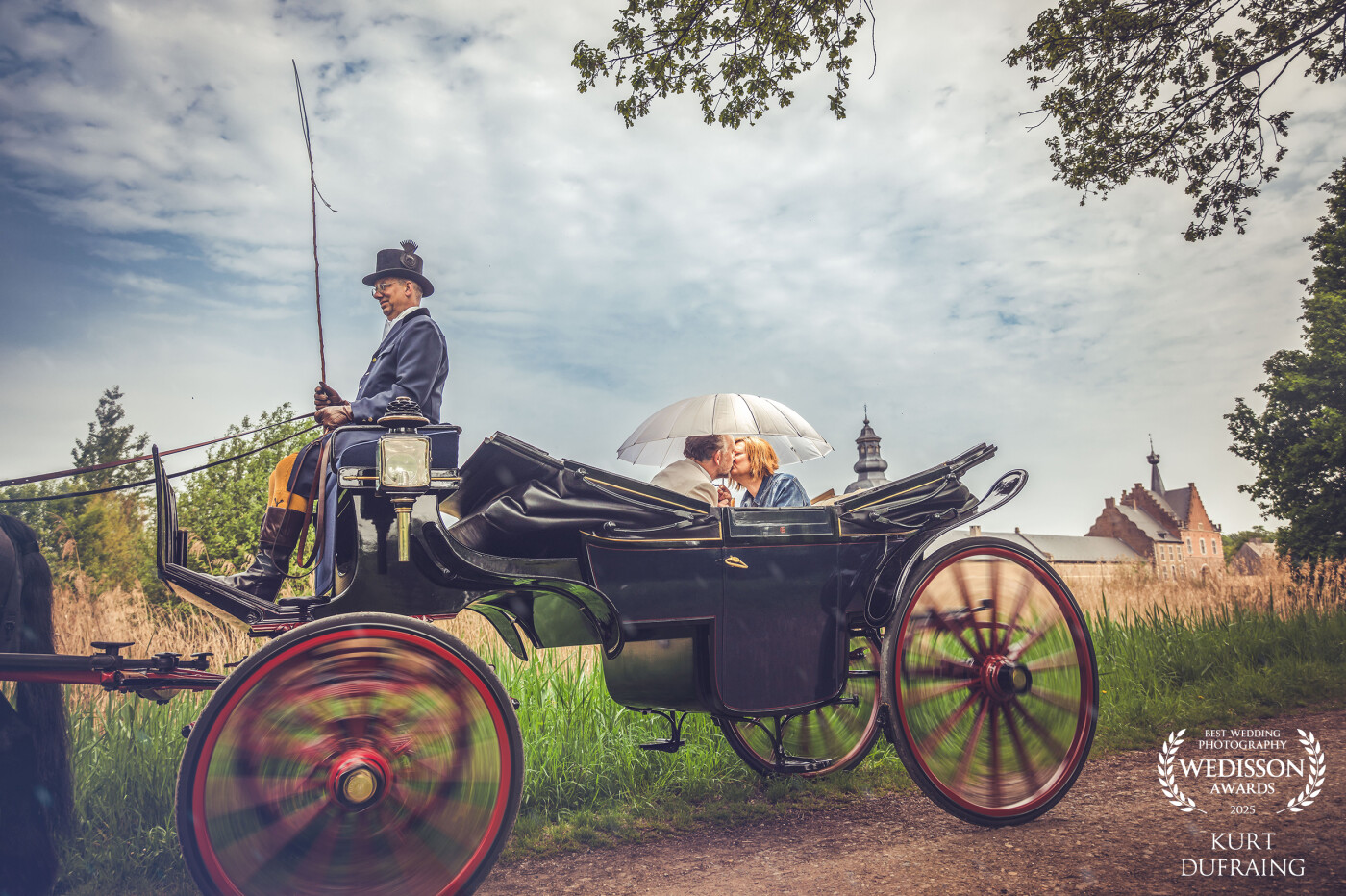 How do you capture a classic carriage without making the image too classic? In this photo, the couple remains centrally in the attention while the carriage brings movement and it does not become a still life.