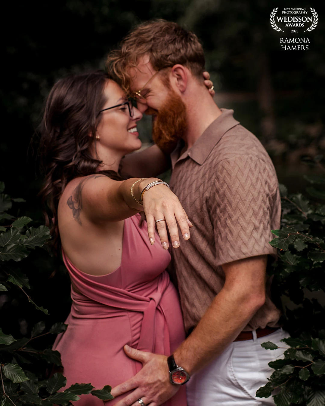 Double the love: tijdens hun babymoon, terwijl ze vol verwachting uitkeken naar hun dochtertje, vroeg hij haar ten huwelijk. Haar stralende blik zegt alles: dit moment was pure magie. Zo bijzonder om dit verhaal van nieuw leven en een nieuw begin voor altijd te mogen vastleggen.