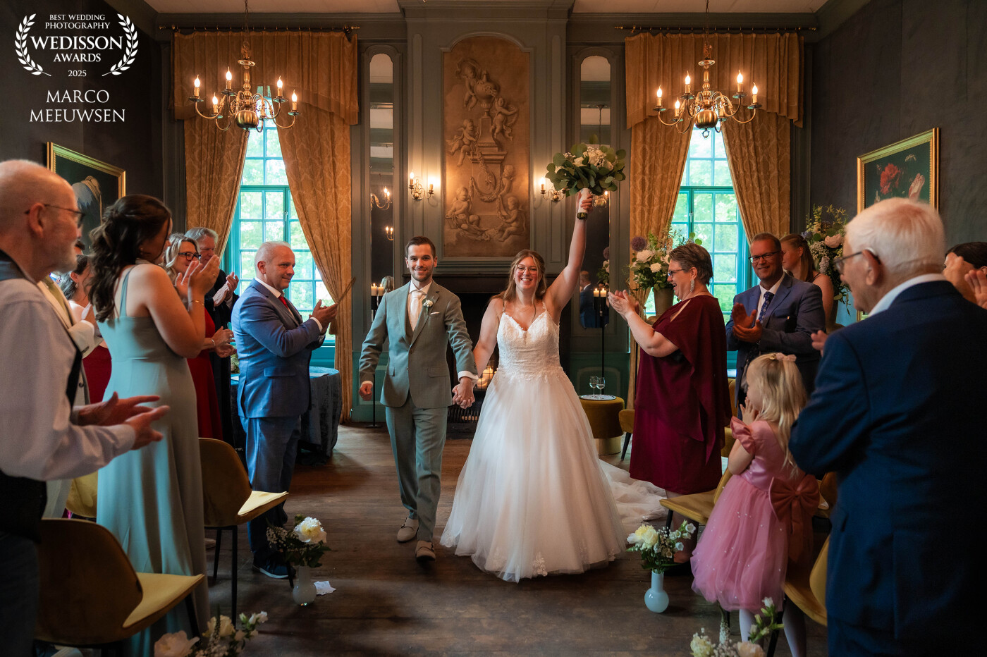 The moment after saying ‘I do’. Desirée and Tycho, walking hand in hand, surrounded by their closest family and friends. It’s the raw, unfiltered joy right after the ceremony. No posing, just real emotions, proud faces, and the beautiful, honest chaos that makes these moments unforgettable.