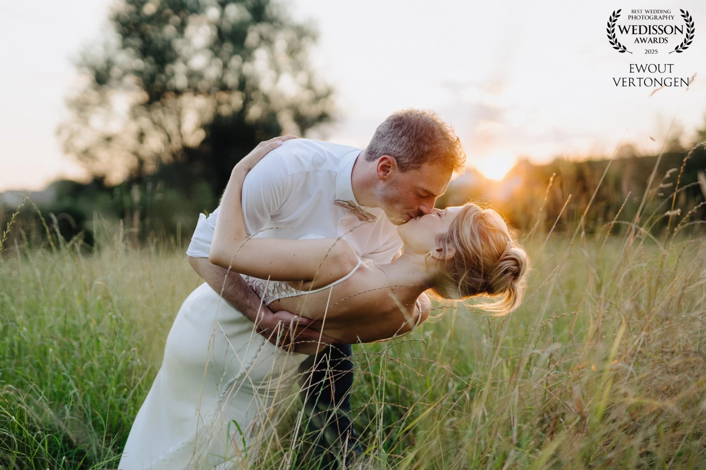 Als fotograaf stel ik altijd een korte avondwandeling voor. Eventjes ontsnappen van alle drukte, gewoon samenzijn, genieten en terugblikken op de prachtige dag. Een magisch momentje om altijd te herinneren.<br />
<br />
As a photographer, I like to propose a short walk at the end of the day. A peaceful escape from the excitement, a time to be together, savor the moment, and cherish the memories of a beautiful day. A truly magical moment to keep forever.